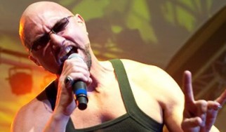 Ο Geoff Tate (Queensryche) «τα χώνει» επί σκηνής στο κοινό