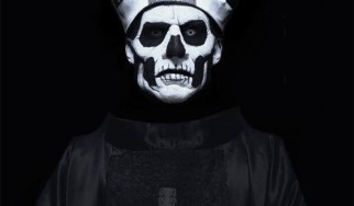 Διέρρευσε φωτογραφία του Papa Emeritus III (Ghost) χωρίς τη μάσκα