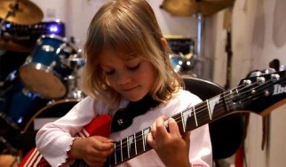 Εντυπωσιασμένος ο Slash από 10-χρονη κιθαρίστρια που παίζει το "Sweet Child O' Mine"