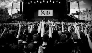 Οι τεχνικοί των Gojira ανεβαίνουν επί σκηνής και παίζουν το "Vacuity"