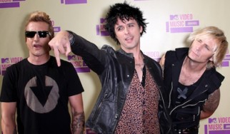 Ακυρώνονται όλες οι προγραμματισμένες συναυλίες των Green Day μέχρι το 2013 - Αλλάζει η ημερομηνία κυκλοφορίας του "&#161;Tre!"