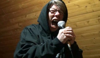 Γιαγιά 67 ετών τραγουδά grindcore!