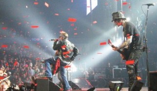 Ο Duff McKagan στη σκηνή με τον Axl Rose. Δείτε το video