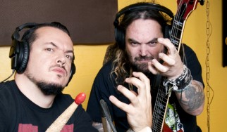 Τα αδέλφια Cavalera παίζουν ολόκληρο το "Roots"
