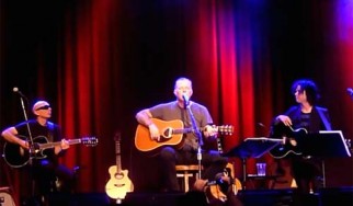 James Hetfield, Billie Joe Armstrong και Joe Satriani παίζουν ζωντανά "Turn The Page" / "Boulevard Of Broken Dreams" mashup (video)
