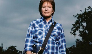 Ο John Fogerty παίζει Creedence Clearwater Revival μαζί με τους Foo Fighters