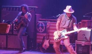 Ο Ryan Adams διασκευάζει το "Mother" του Danzig και ο Johnny Depp σολάρει (video) 