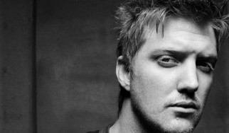 Ο Josh Homme πετάει οπαδό από τη σκηνή βρίζοντάς τον