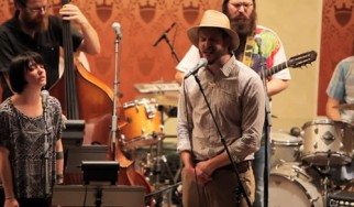 Justin Vernon (Bon Iver) και Sharon Van Etten μαζί επί σκηνής (video)