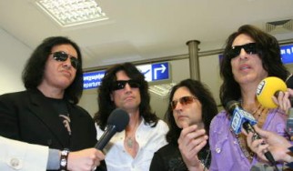 Πλησιάζει η συναυλία των Kiss στο Terra Vibe. Ήδη στην Αθήνα το συγκρότημα