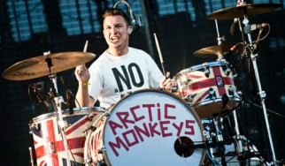 Ο drummer των Arctic Monkeys έδωσε γροθιά σε τοίχο ενώ ήταν μεθυσμένος κι έσπασε το χέρι του