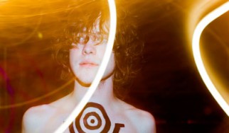 O Andrew VanWyngarden σερφάρει και μιλάει για το "Congratulations"