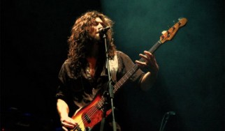 Ο μπασίστας των Whitesnake κάνει πρόταση γάμου επί σκηνής (video)