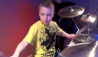 Ο Mike Portnoy έβγαλε το καπέλο σε 8χρονο drummer