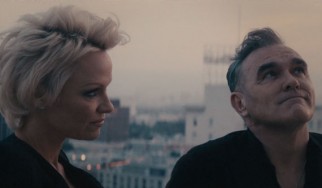 Με τη βοήθεια της Pamela Anderson η προώθηση του νέου single του Morrissey