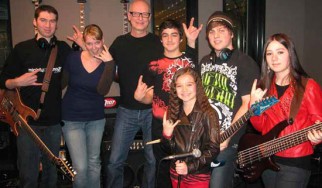 11-χρονη Ελληνίδα διασκευάζει εντυπωσιακά το "Heaven And Hell" των Black Sabbath