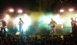 Με την κυκλοφορία ενός live DVD σφραγίζουν την επιτυχία τους οι Mumford & Sons