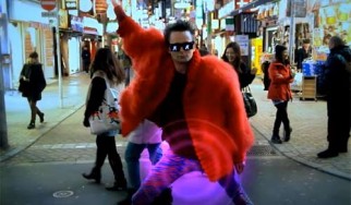 Οι Muse κάνουν βόλτα στο Τόκιο για το εκκεντρικό νέο video clip του "Panic Station"