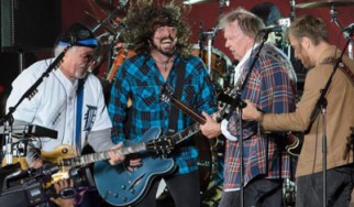 Οι Foo Fighters και οι Black Keys μοιράζονται τη σκηνή με τον Neil Young