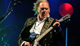 Ο Neil Young τα βάζει με το κοινό σε συναυλία του στη Νέα Υόρκη