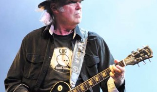 Γιατί ο Neil Young αγόρασε 200.000 κόπιες του δίσκου του, "Comes A Time";