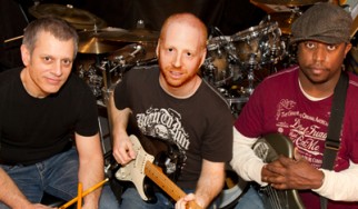 Οι Oz Noy Trio (Oz Noy, Darryl Jones, Dave Weckl) τον Μάιο στην Αθήνα για δύο εμφανίσεις