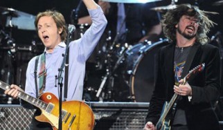 Paul McCartney ως «μέλος» των Nirvana και Eddie Vedder ντουέτο με Roger Waters σε φιλανθρωπική συναυλία (δείτε τα βίντεο)