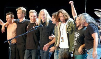 Grunge «Dream Team» επί σκηνής