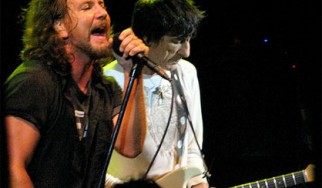 Οι Pearl Jam μαζί με τον Ronnie Wood στη σκηνή