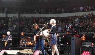 Δείτε τους Pearl Jam να διασκευάζουν Neil Young με guest συμμετοχές