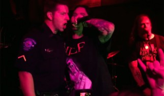 Αστυνομικός απολύθηκε γιατί ανέβηκε στη σκηνή με death metal μπάντα