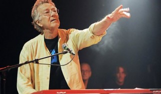 Διάσημοι καλλιτέχνες αποδίδουν φόρο τιμής στον Ray Manzarek