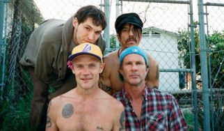 Οι Red Hot Chili Peppers διασκευάζουν θρυλικούς καλλιτέχνες