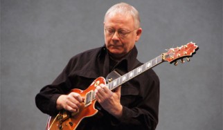 Robert Fripp (King Crimson): «Η συνεργασία με τον Brian Eno και τον David Bowie είχε πολύ γέλιο»