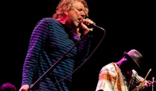 Ο Robert Plant παίζει κομμάτια των Led Zeppelin σε συναυλία