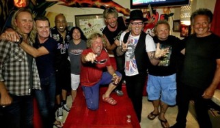 Ο Sammy Hagar τραγουδάει Alice In Chains μαζί με τον Jerry Cantrell στον εορτασμό των γενεθλίων του