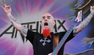 Αφήνει την κιθάρα και πιάνει... το μπιμπερό ο Scott Ian