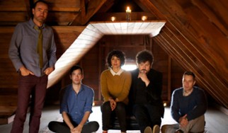 Τέρατα αιχμαλωτίζουν τον James Mercer (The Shins) στο "It's Only Life"