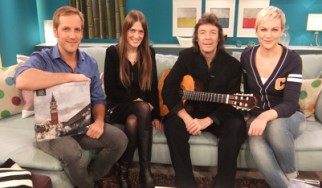 Ο Steve Hackett των Genesis ερμηνεύει ζωντανά τραγούδια από το "Genesis Revisited II" σε τηλεοπτική εκπομπή
