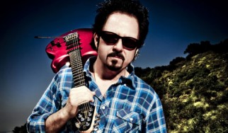 Steve Lukather (Toto): «Η μουσική κουλτούρα του streaming θέλει δίσκους φαστφουντάδικου που ο κόσμος δεν δίνει σημασία καθώς τους ακούει»
