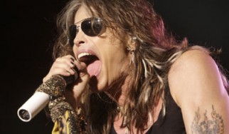 O Steven Tyler τραγουδά σε… αυτοσχέδιο καραόκε