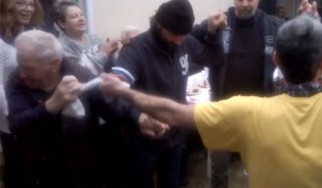 Απίστευτο video με συρτό στα τρία υπό τους ήχους του Rory Gallagher