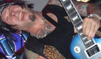 Ο Tracii Guns ξεκινά την αυτοβιογραφία του