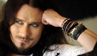 Ο Tuomas Holopainen παίζει εκκλησιαστικό όργανο του 19ου αιώνα