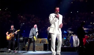 Oι Eagles of Death Metal τραγουδούν στο Παρίσι μαζί με τους U2