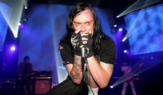 Τραυματισμός επί σκηνής για τον Bert McCracken των The Used