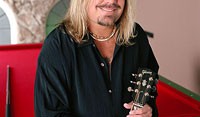 Solo album από τον τραγουδιστή των Motley Crue