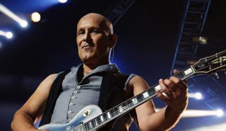 Η μάχη του κιθαρίστα των Def Leppard με τον καρκίνο συνεχίζεται