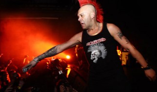 Καρδιακή προσβολή επί σκηνής υπέστη ο τραγουδιστής των Exploited (video)