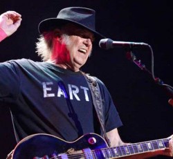 O Neil Young εναντίον όλων, ακόμα και της μουσικής του 